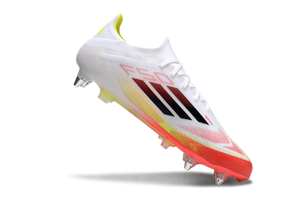 Chuteira Adidas F50 Elite SG - Branco e Laranja, design vibrante perfeito para desempenho em campos molhados.