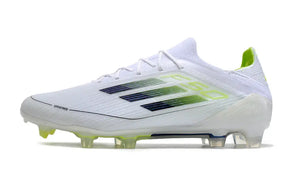 Chuteira Adidas F50 FG Branca e Verde lateral com design moderno e tecnologia para desempenho em campo