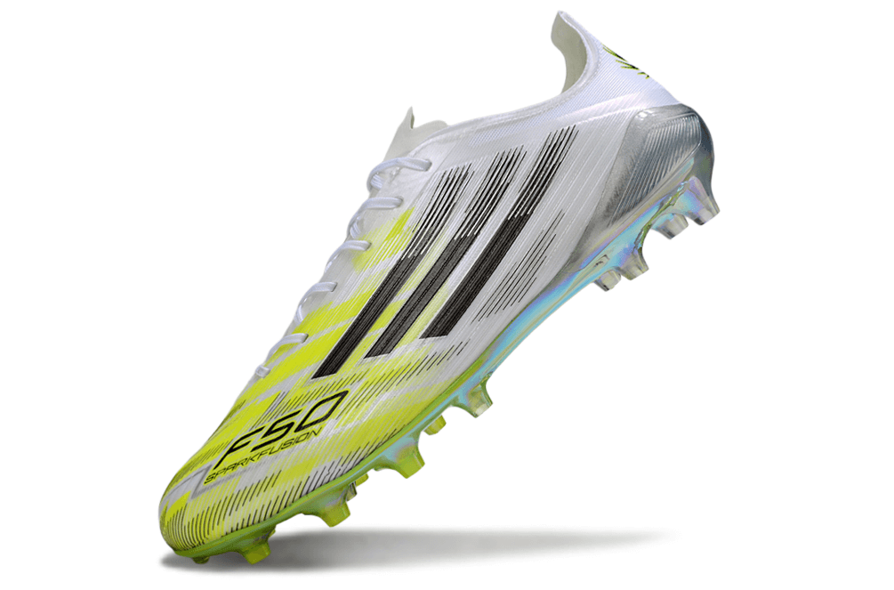 Chuteira Adidas F50 FG Elite - Branca e Verde com detalhes em amarelo e preto em ângulo de destaque.