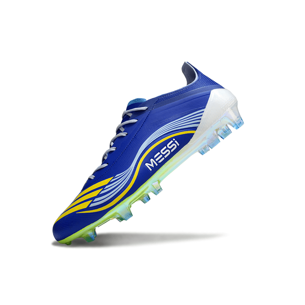 Chuteira Adidas F50 FG Elite - Ed. "Messi" Azul em um ângulo lateral, destacando suas cores vibrantes e design aerodinâmico.