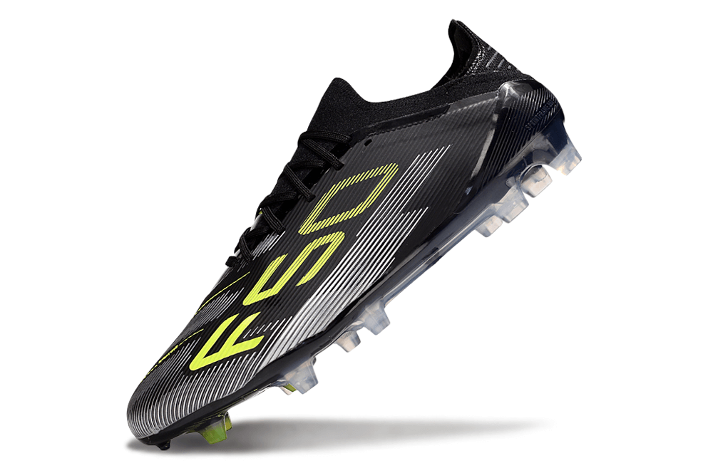 Chuteira Adidas F50 FG Elite Preta e Amarela em destaque, mostrando design moderno e performance em campo.