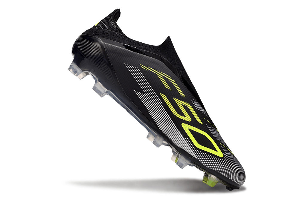 Chuteira Adidas F50 FG Elite Preta em ângulo lateral, destacando sua cor preta e detalhes em amarelo.
