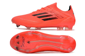 Chuteira Adidas F50 FG Laranja e Preto com design arrojado e sola para campos naturais.