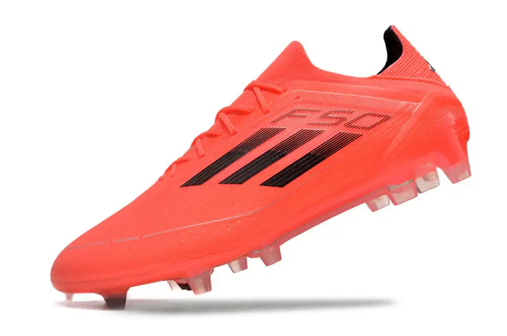 Chuteira Adidas F50 FG Laranja e Preto com design arrojado e tecnologia avançada para desempenho em campo.