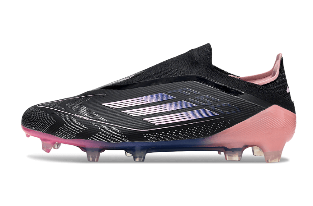 Chuteira Adidas F50 FG Preta e Azul: design aerodinâmico e moderno para desempenho em campo.