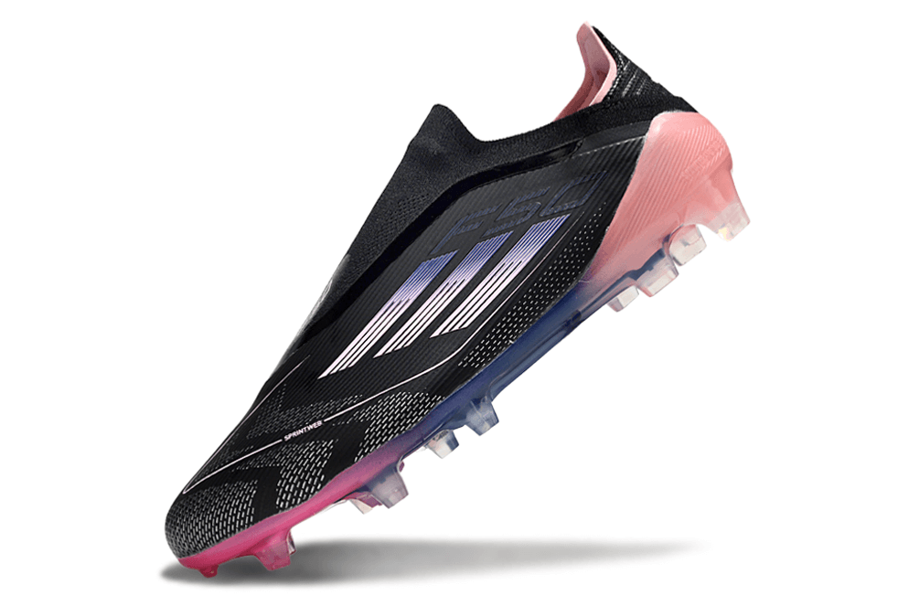 Chuteira Adidas F50 FG Preta e Azul com design aerodinâmico e cores vibrantes para desempenho em campo.