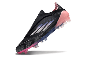 Chuteira Adidas F50 FG Preta e Azul com design aerodinâmico e cores vibrantes para desempenho em campo.