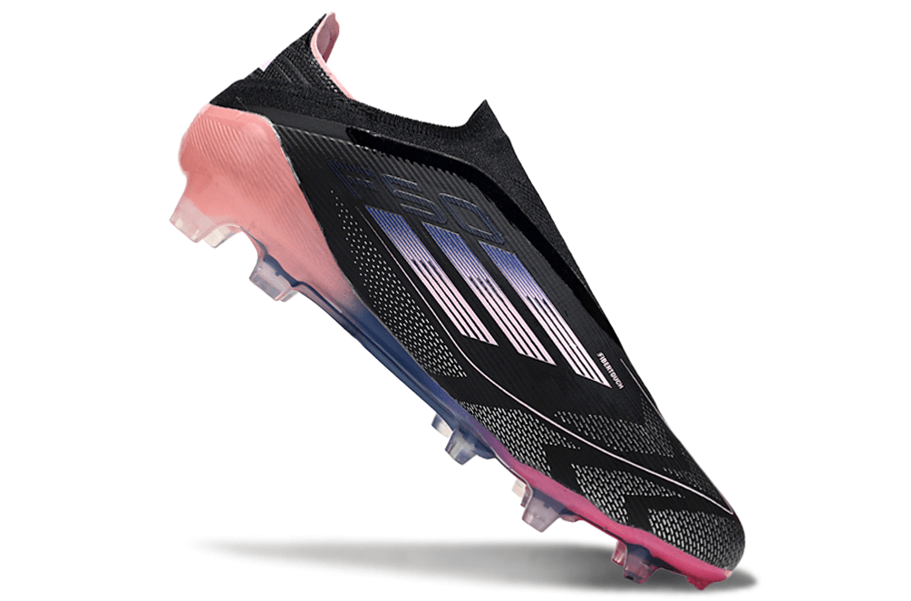Chuteira Adidas F50 FG Preta e Azul em ângulo, ideal para desempenho em campo durante jogos.