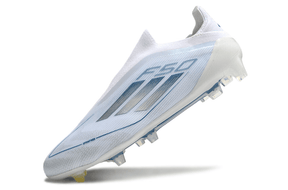 Chuteira Adidas F50 LL FG Branca e Azul mostrando design aerodinâmico e tecnologia avançada.
