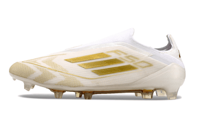 Chuteira Adidas F50 LL FG - Branca e Dourada com design elegante e tecnologia avançada para desempenho em campo.