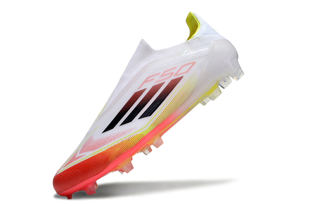 Chuteira Adidas F50 LL FG - Branca e Laranjada em destaque, mostrando design leve e moderno.