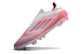 Chuteira Adidas F50 LL YAMAL FG - Rosa em destaque, perfeita para desempenho no futebol com design leve e ágil.