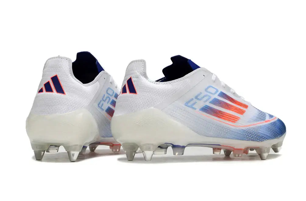 Chuteira Adidas F50 SG Branca, Azul e Vermelho com design elegante e funcional, ideal para desempenho em campo.