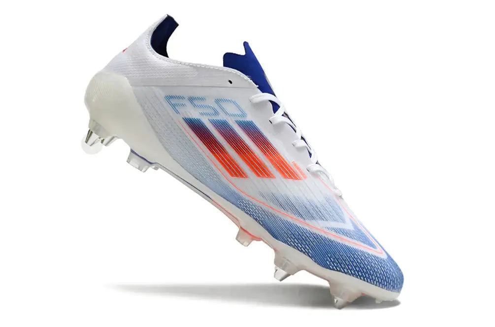 Chuteira Adidas F50 SG Branca, Azul e Vermelho com design moderno e tecnologia de ponta para desempenho em campo.