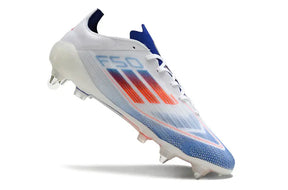 Chuteira Adidas F50 SG Branca, Azul e Vermelho com design moderno e tecnologia de ponta para desempenho em campo.