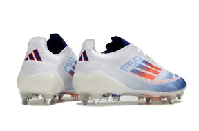 Chuteira Adidas F50 SG Branca, Azul e Vermelho com design elegante e funcional, ideal para desempenho em campo.