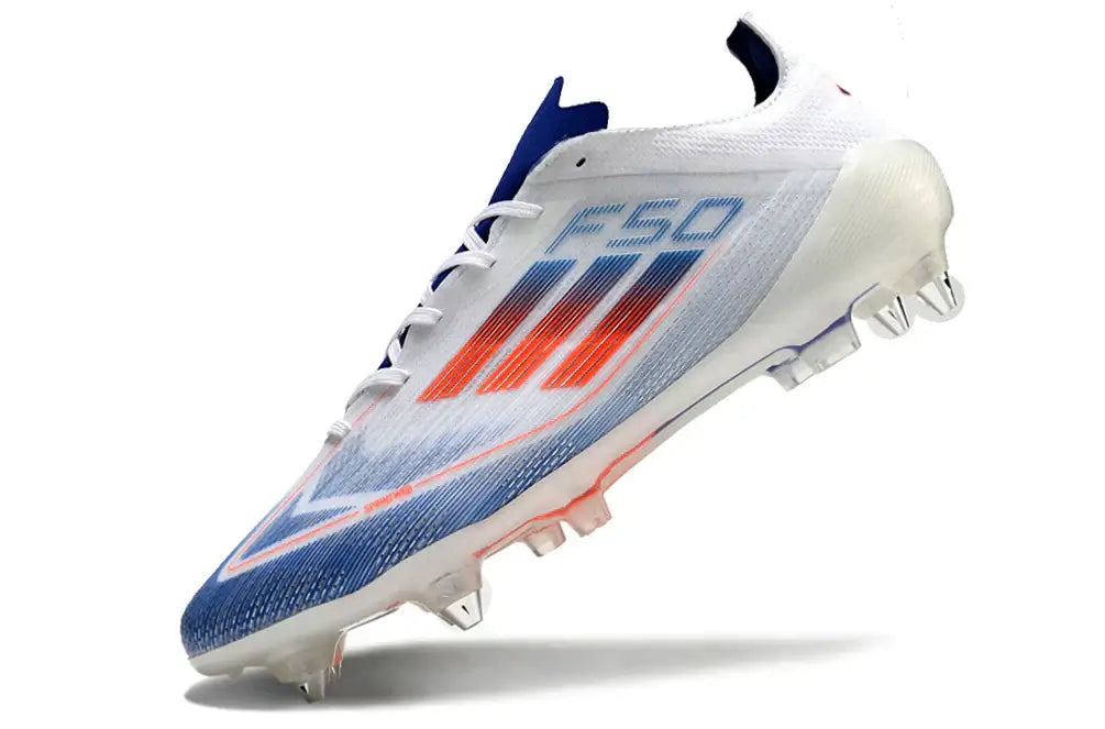 Chuteira Adidas F50 SG Branca, Azul e Vermelho com design moderno e tecnologia avançada para desempenho em campo.