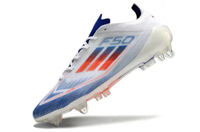 Chuteira Adidas F50 SG Branca, Azul e Vermelho com design moderno e tecnologia avançada para desempenho em campo.