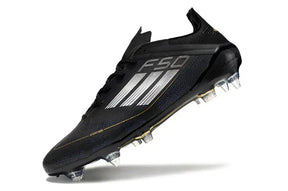 Chuteira Adidas F50 SG Preta e Prata em ângulo, destacando seu design moderno e tecnologia de ponta.