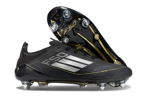 Chuteira Adidas F50 SG Preta e Prata com sola SG, design sofisticado e tecnologia de ponta para máximo desempenho.