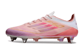Chuteira Adidas F50 SG Rosa "Yamal" destacando design e tecnologia para futebol em campos macios.