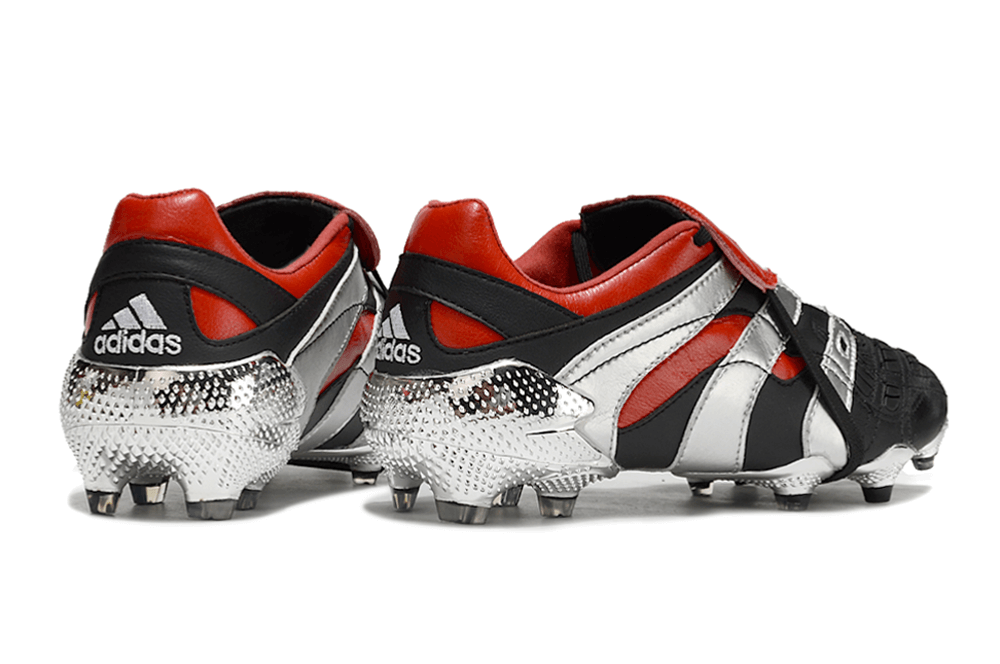 Chuteira Adidas Predator Accelerator FG - Preta e Vermelha vista traseira com detalhes prateados.