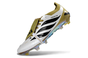 Chuteira Adidas Predator Elite FG 26 - Branca, Vermelha e Preta em ângulo, com detalhes em preto e dourado.