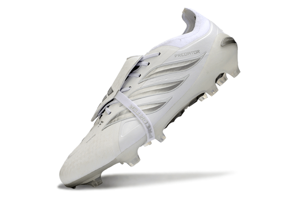 Chuteira Adidas Predator Elite FG 26 - "Finishers Steel" - Branca em ângulo, mostrando design elegante e tecnologia inovadora.