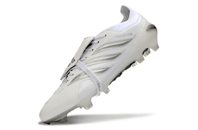Chuteira Adidas Predator Elite FG 26 - "Finishers Steel" - Branca em ângulo, mostrando design elegante e tecnologia inovadora.