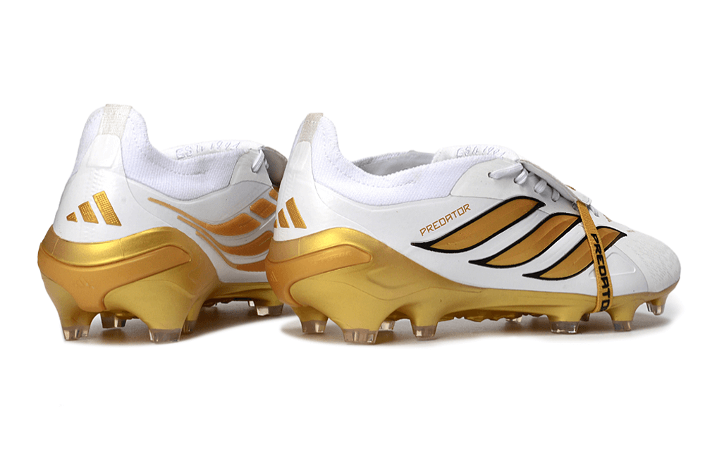 Chuteira Adidas Predator Elite FG 26 - "Finishers Steel" Branca e Dourada com design elegante e tecnologia avançada.