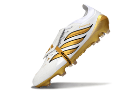 Chuteira Adidas Predator Elite FG 26 - "Finishers Steel" Branca e Dourada destacando design e tecnologia.