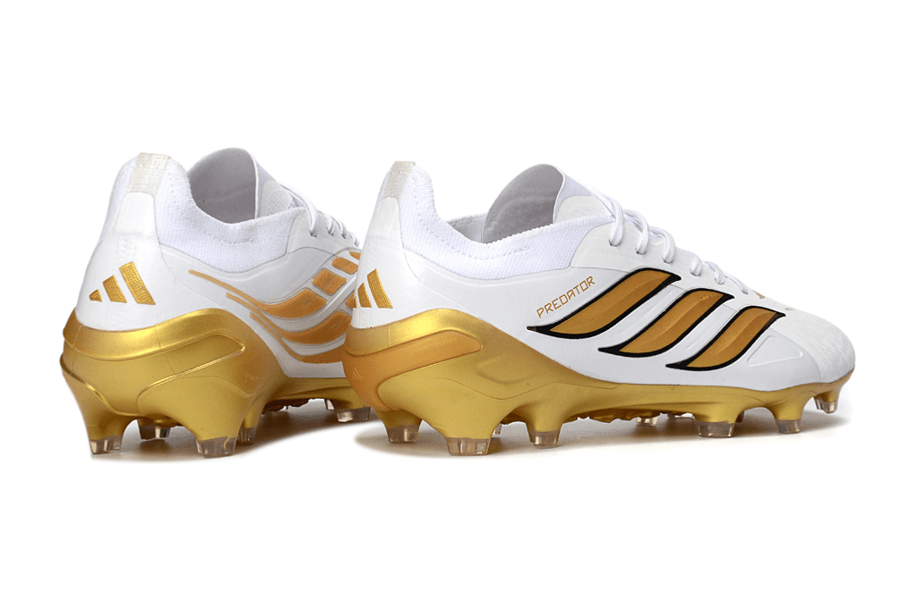 Chuteira Adidas Predator Elite FG 26 - "Finishers Steel" - Branca e Dourada em vista lateral, destacando design e estilo.