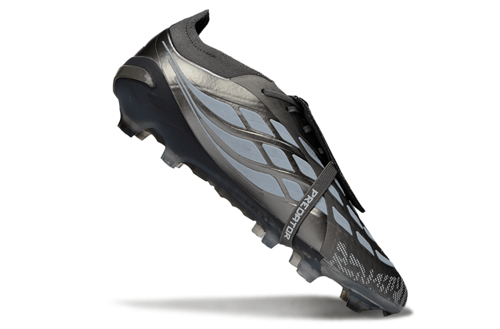 Chuteira Adidas Predator Elite FG 26 - "Finishers Steel" Prateada emposição dinâmica, destacando design moderno e tecnologia avançada.