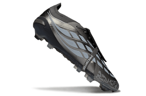 Chuteira Adidas Predator Elite FG 26 - "Finishers Steel" Prateada emposição dinâmica, destacando design moderno e tecnologia avançada.