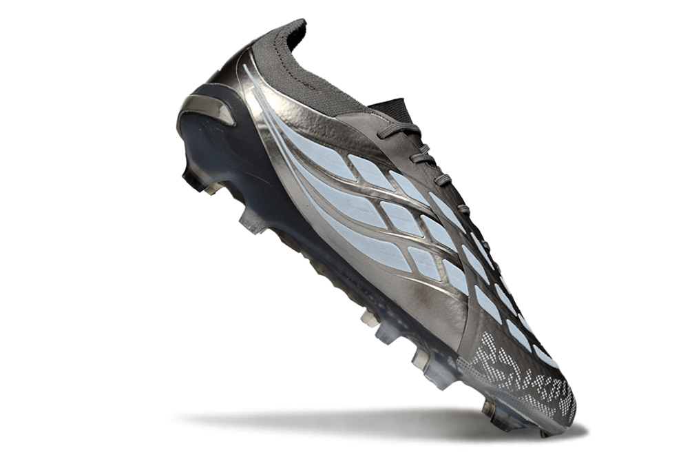Chuteira Adidas Predator Elite FG 26 - "Finishers Steel" - Prateada, chuteira de futebol prateada em ângulo.