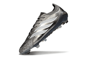 Chuteira Adidas Predator Elite FG 26 - "Finishers Steel" - Prateada em fundo branco, destacando seu design premium.