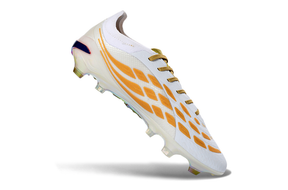 Chuteira Adidas Predator Elite FG 26 - Ed. "Zidane" em branco e laranja com design aerodinâmico.