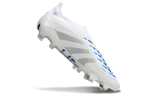 Chuteira Adidas Predator Elite FG - Branca e Azul em ângulo, destacando design moderno e elegante.