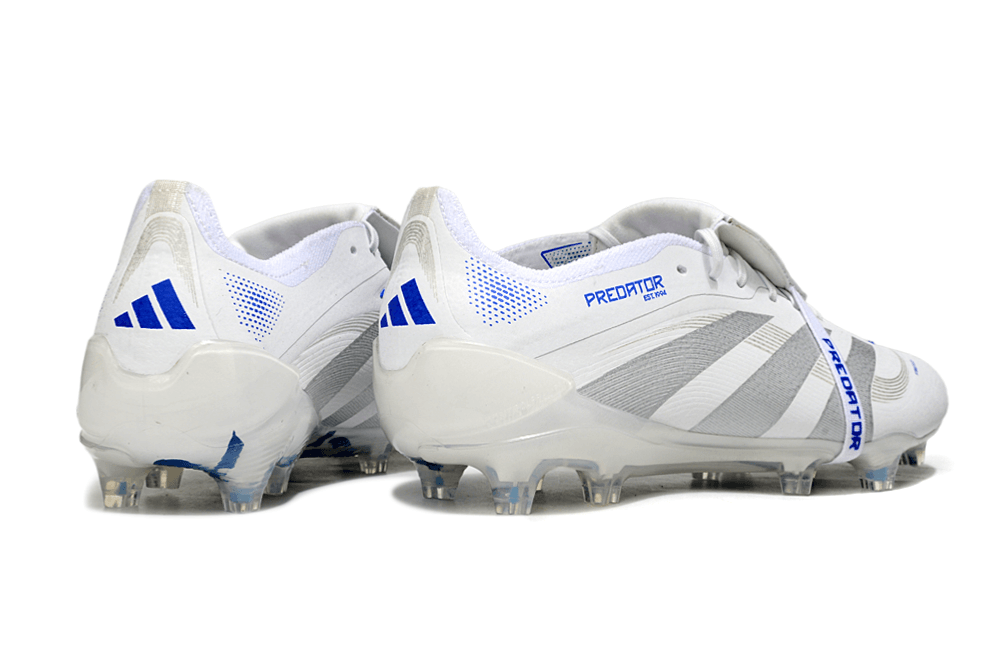 Chuteira Adidas Predator Elite FG Tongue Branca e Azul traseira com detalhes em azul.
