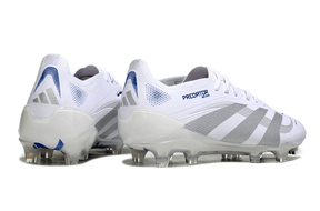 Chuteira Adidas Predator Elite FG - Branca, vista traseira, em material branco e detalhes azuis.