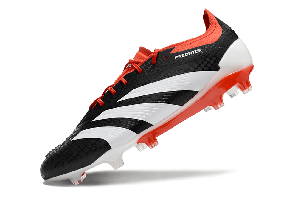 Chuteira Adidas Predator Elite FG - Preta, Branca e Laranja em ação com detalhes vibrantes em Preto, Branco e Laranja.