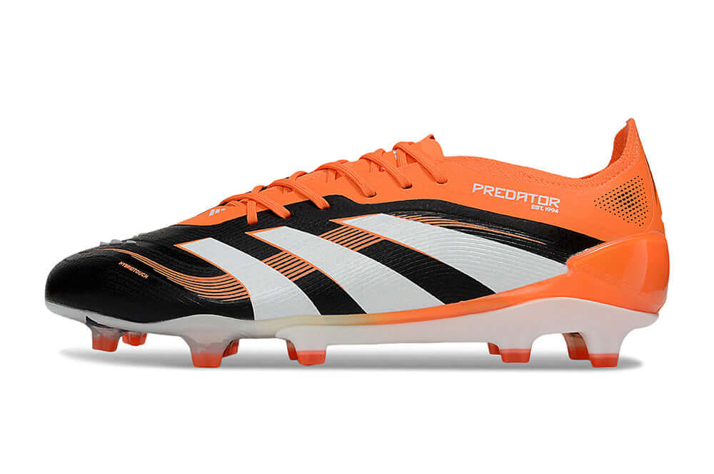 Chuteira Adidas Predator Elite FG - Preta e Laranja em ângulo lateral, destacando detalhes modernos e cores vibrantes.
