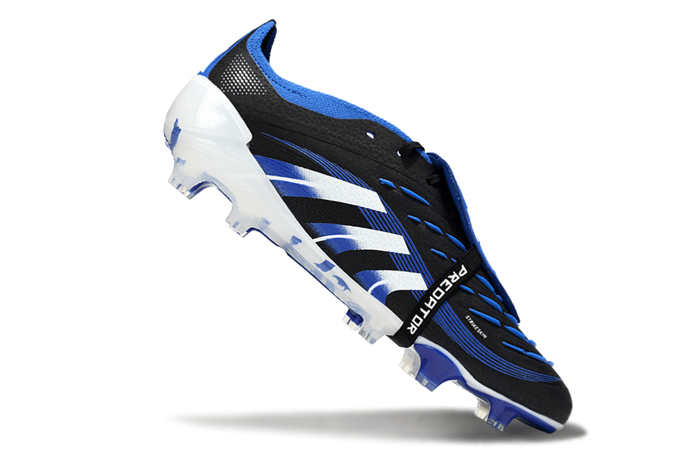 Chuteira Adidas Predator Elite FG Tongue Preta e Azul em ângulo lateral destacando seu design arrojado e cores vibrantes.