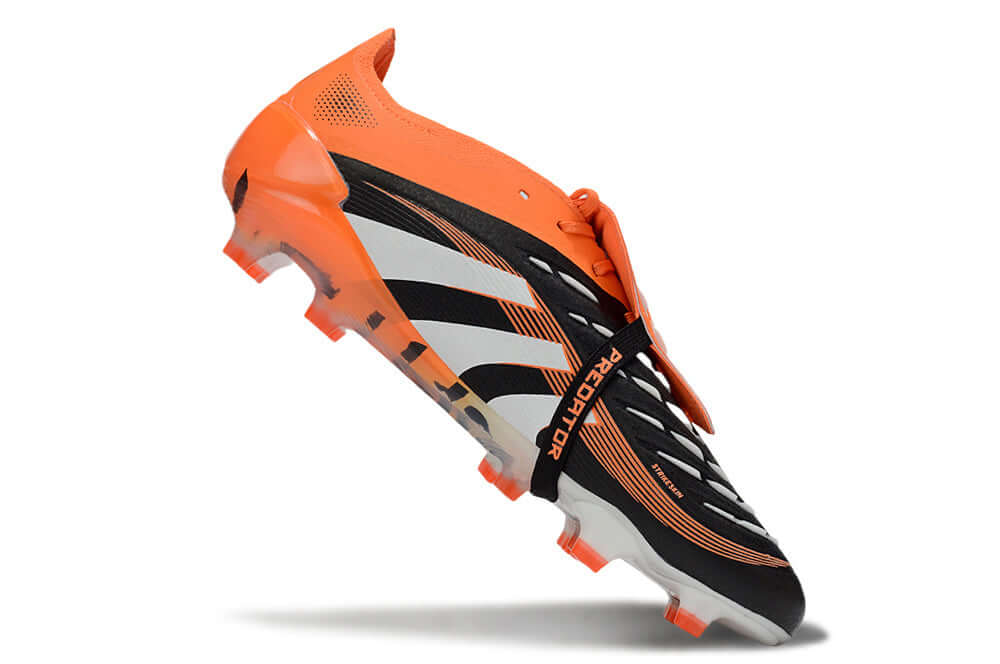 Chuteira Adidas Predator Elite FG Tongue Preta e Laranja em ângulo lateral, destacando o design arrojado e as cores vibrantes.