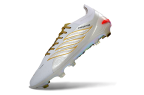 Chuteira Adidas Predator Elite FG 26 - Ed. "Zidane" em branco e dourado, ideal para performance em campo.