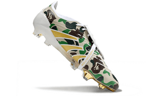 Chuteira Adidas Predator Elite Fold-Over Tongue FG - Branca, Dourada e Verde com design camuflado.