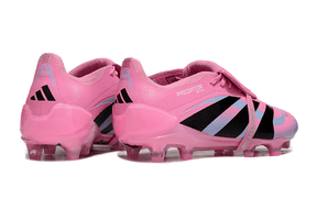 Chuteira Adidas Predator Elite Fold-Over Tongue FG - Rosa, Azul e Preta, vista traseira com detalhes em rosa e preto.