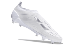 Chuteira Adidas Predator Elite Laceless FG - Branca em ângulo diagonal, destacando seu design laceless e moderno.