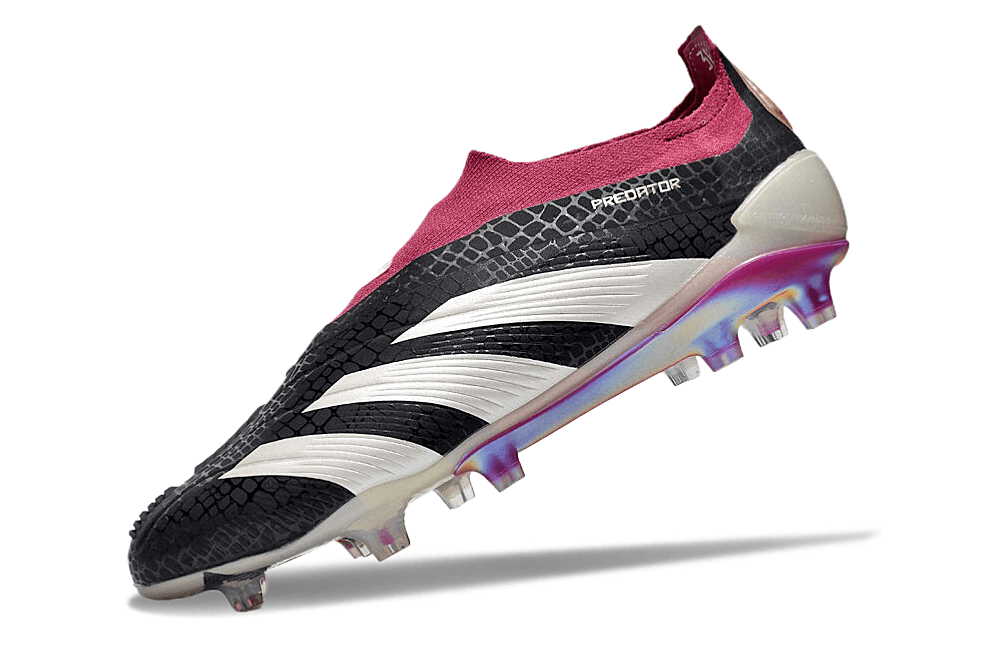 Chuteira Adidas Predator Elite Laceless FG - Preta e Branca em ângulo, destacando design inovador e tecnologia avançada.
