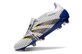 Chuteira Adidas Predator Elite Tongue FG - Branca, Azul e Cinza em perfil, destacando o design e tecnologia avançada.
